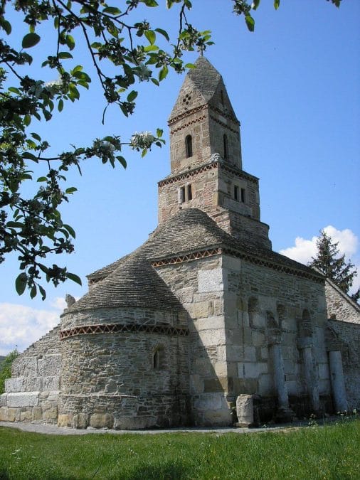 Egy keresztény templom római sírkövekből