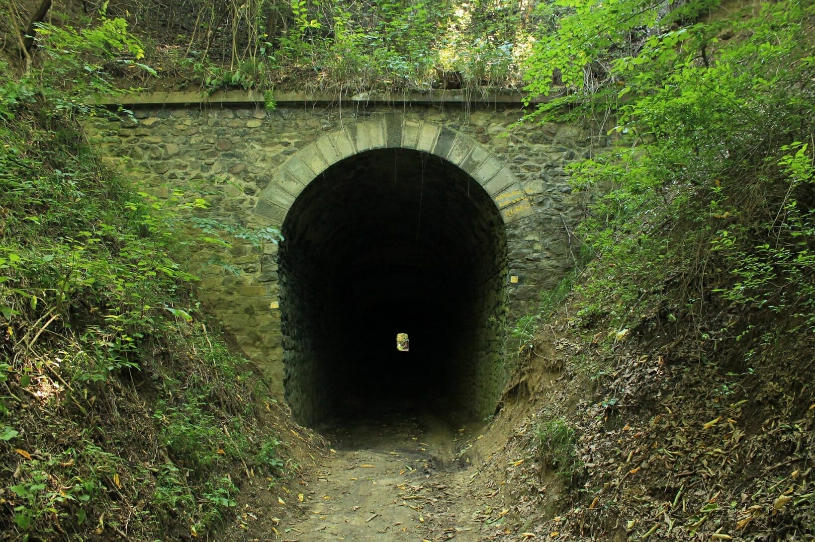 Kisvasúti alagút maradványai a Medvesben