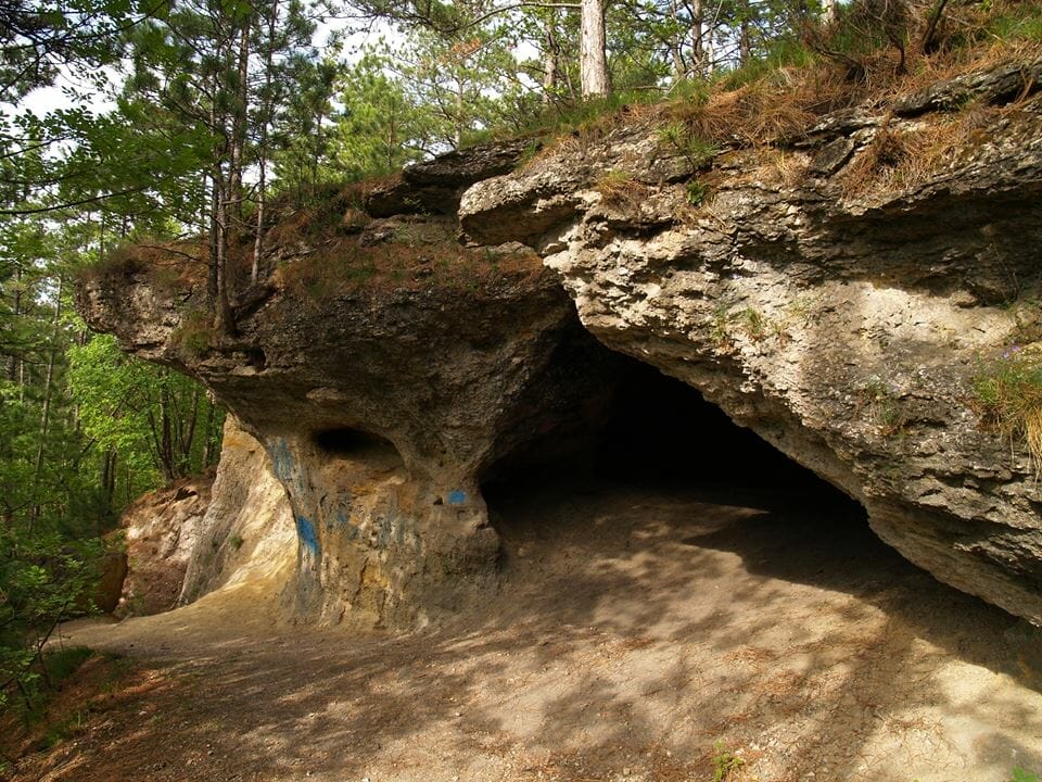 A gyenesdiási Vadlány-lik, hazánk egyetlen abráziós barlangja