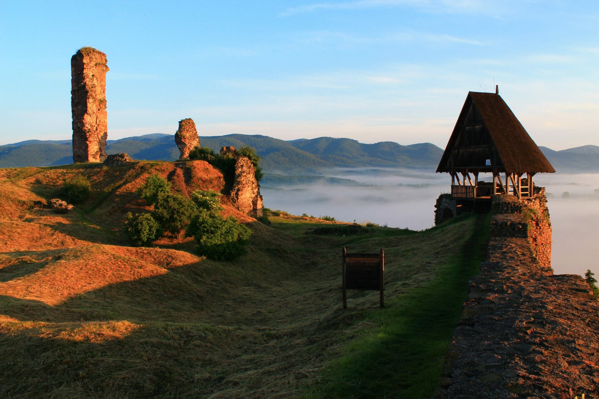Nógrád vára egy kora nyári reggelen
