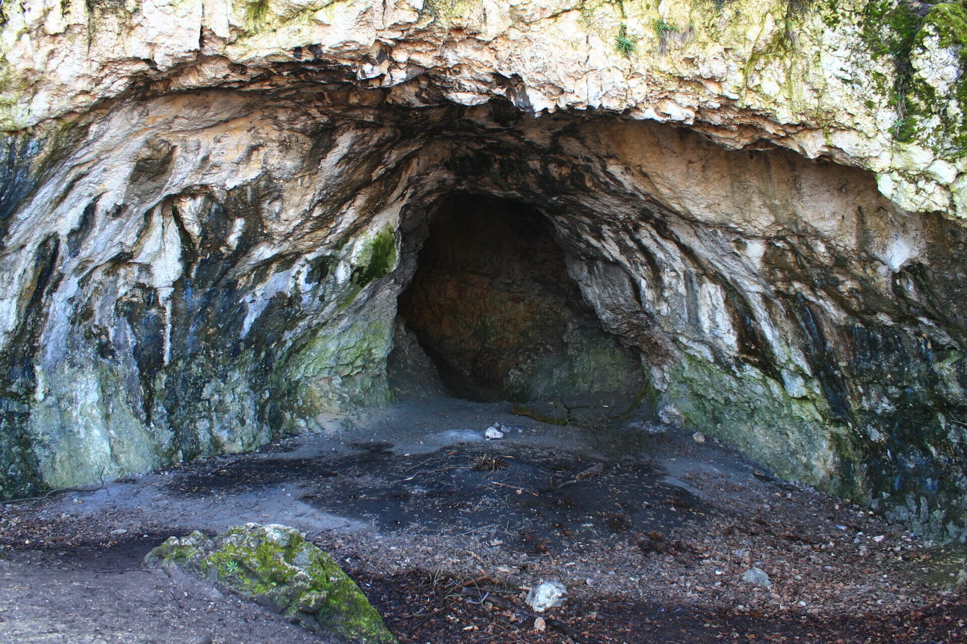 A Mackó-barlang rejtelmei
