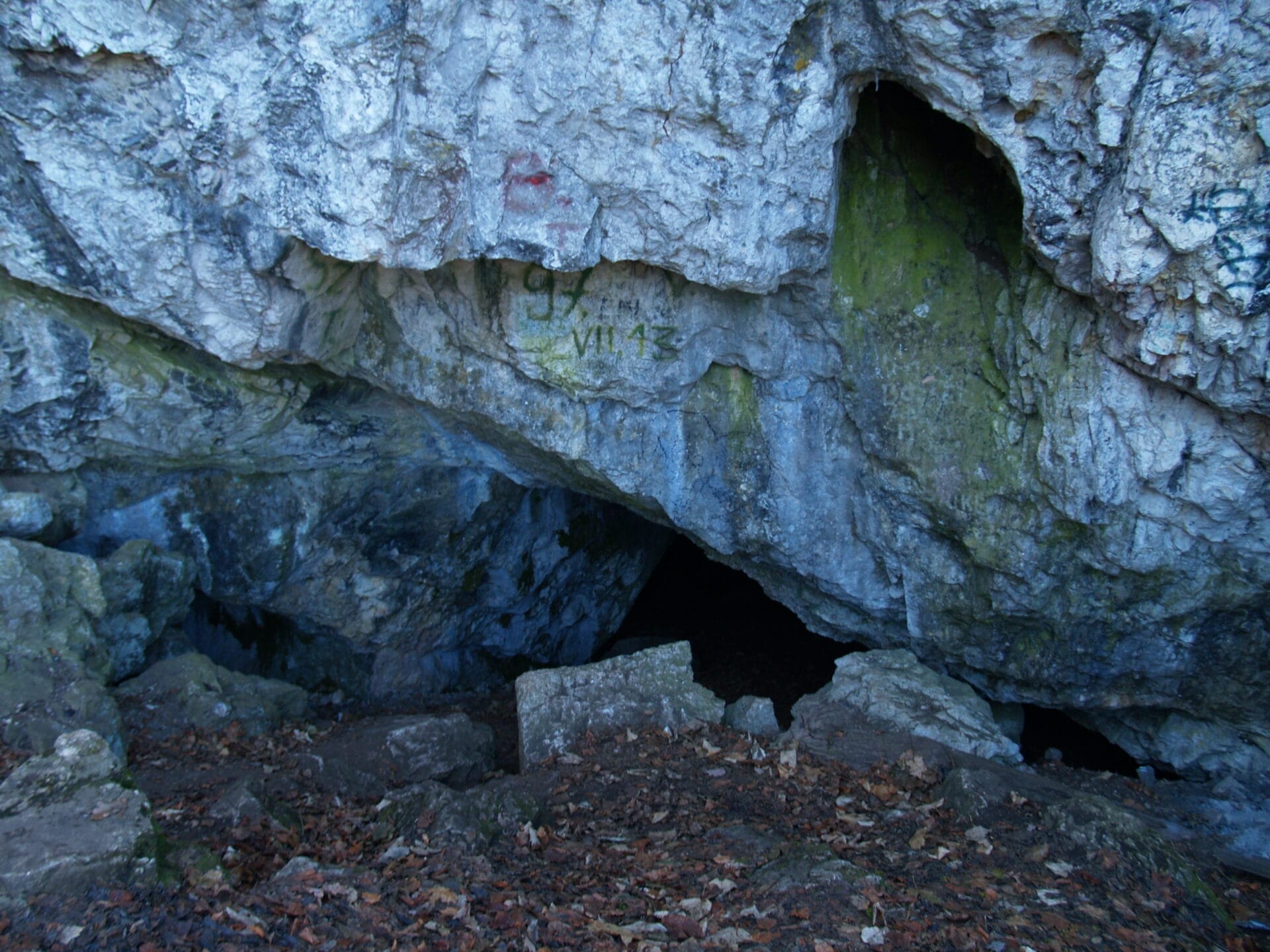 A barlangban bujkáló násznép legendája